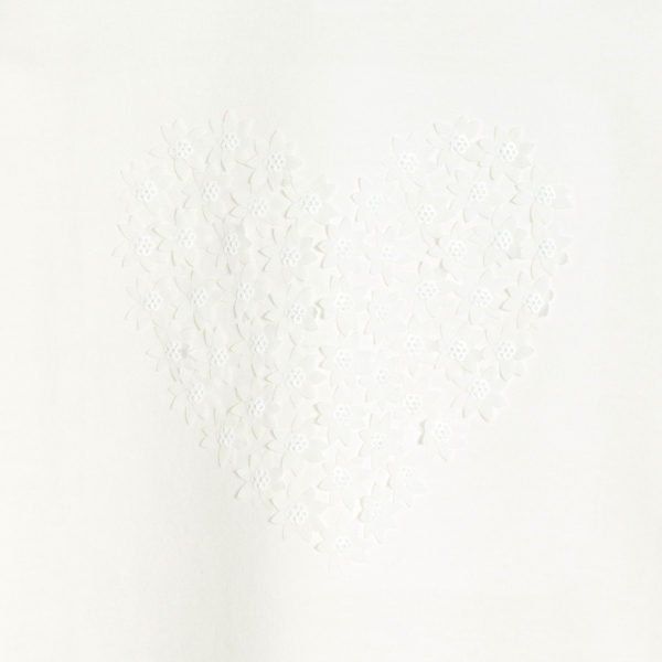 قميص داخلي أبيض عليه نقش قلب للفتيات